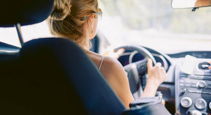 Jövőre jön az új KRESZ: így változik az indexelés szabálya