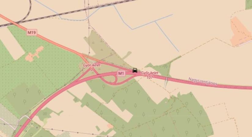 Két kisbusz és egy személyautó ütközött össze az M1-esen Bőnynél