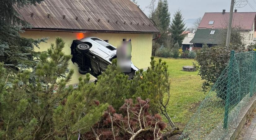 Durva baleset: ház falának csapódott, a nappaliban kötött ki egy autó (FOTÓK)