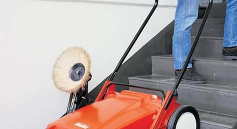 A sportpályák, közösségi helyszínek takarítása