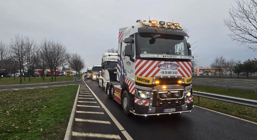 Elindultak a kamionok Budapest felé, a rendőrség figyelmeztetést adott ki