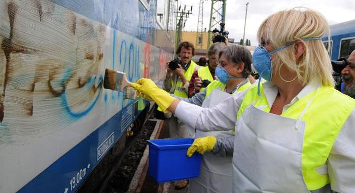 Közel kétszáz graffitis rongálás érte a MÁV-csoport járműveit idén