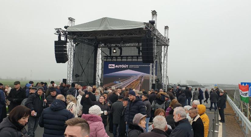 Átadják hétfőn az M4-es legújabb szakaszát, birtokba vehetik a sofőrök