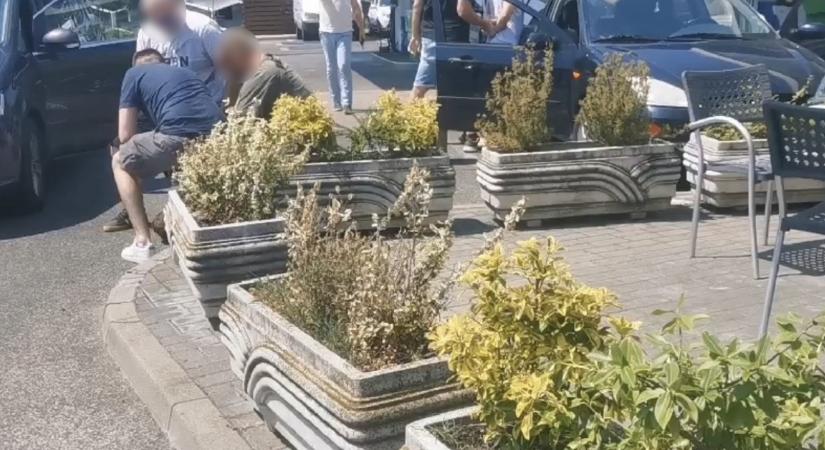 Telekocsival jött haza Hollandiából Patrik: amikor a barátaival találkozott egy kúton, véget ért az üzlet