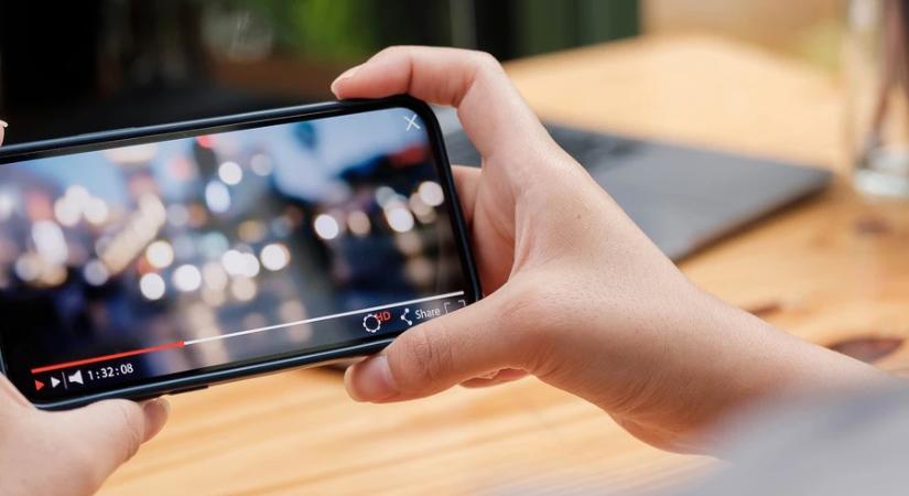 NMHH: a nap egytizedét a YouTube-on töltjük