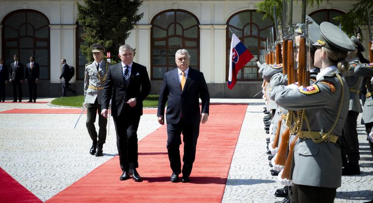 Orbánnak választania kell: a jobboldal globális guruja akar lenni, vagy a nemzet miniszterelnöke?