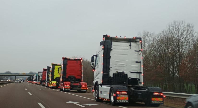 Fotók: Budapest felé közelít a tüntető fuvarozók karavánja az M3-as autópályán