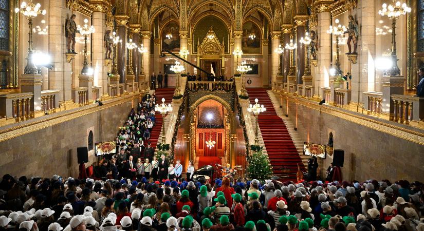 Nyolcszáz hátrányos helyzetű gyereket láttak vendégül a Parlamentben