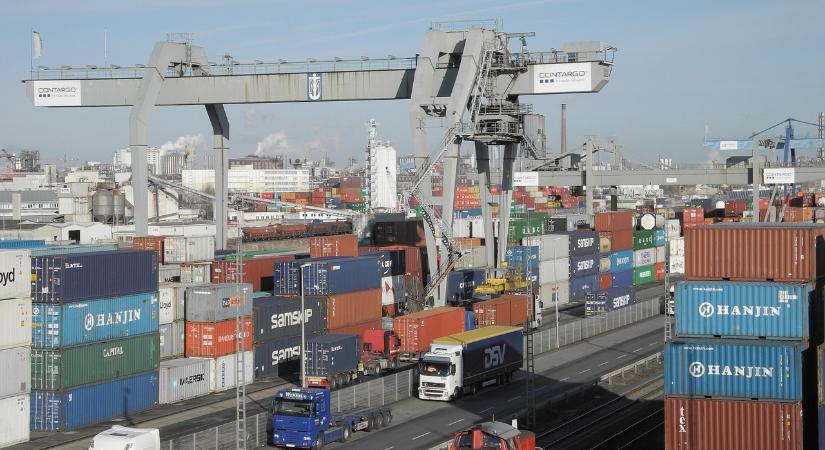 Visszaesett a külkereskedelmi aktívum