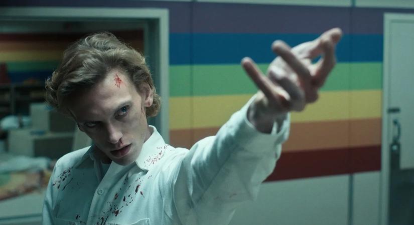 [VIDEÓ] Vecna sorozatbeli színésze váratlanul megjelent a Stranger Things színpadi előadásának fináléjában, a közönség meg is őrült a vendégszerepléstől