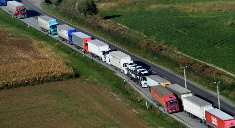 Tüntetnek a fuvarozók, már torlódás van az autópályán