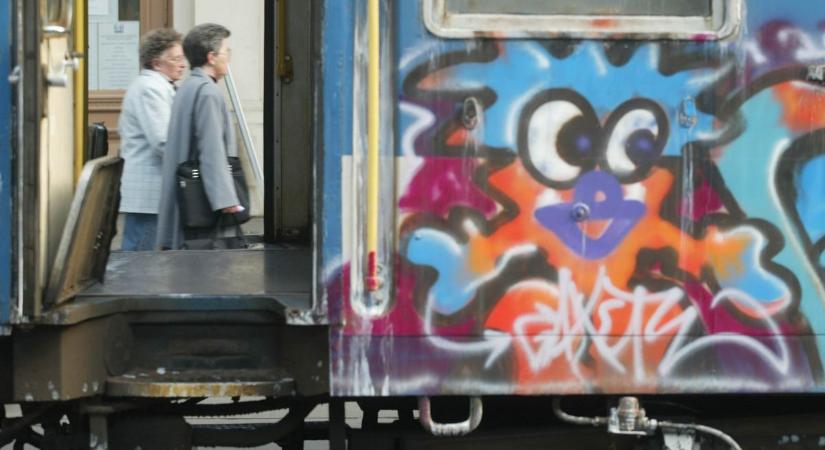 Fújták, ami fújható: leginkább a graffitisek használták ki, hogy sokat késtek és álltak a vonatok