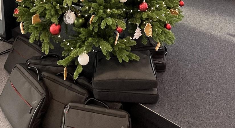 Nagy az öröm a debreceni iskolában, értékes ajándékok kerültek a fa alá