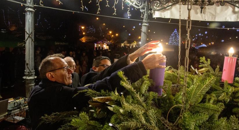 Az utolsó gyertya is felgyulladt az Erzsébet téri koszorún