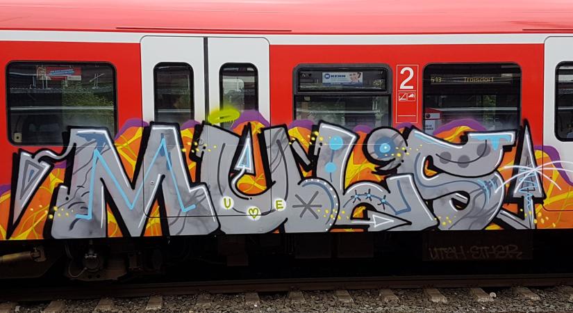 Ezt a pénzt hasznosabb dolgokra is lehetett volna költeni – idén kétszáz graffitis rongálást kellett eltávolítani a MÁV-csoport járműveiről, épületeiről