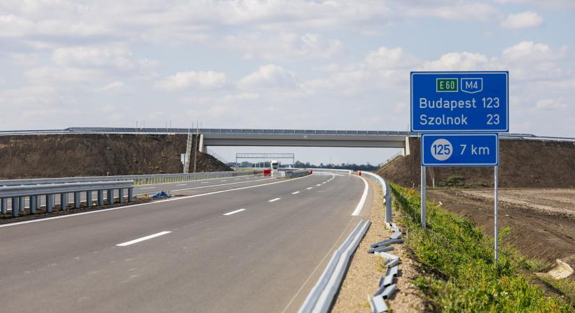 Átadták az M4-es gyorsforgalmi út első tiszántúli szakaszát