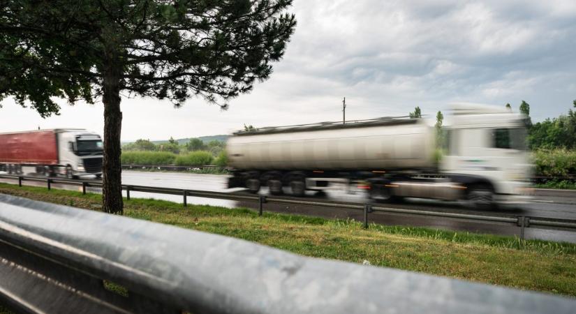 Fuvarozók tüntetése: már hosszú sorban haladnak a kamionok Budapest felé