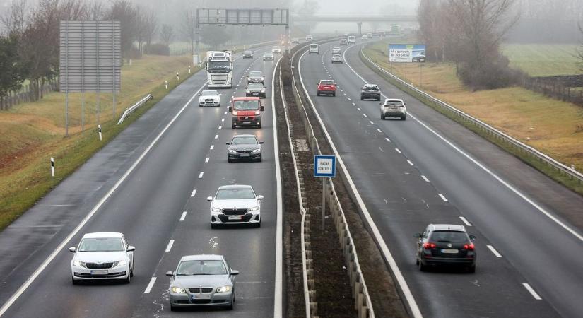Brutális volt a hétvégi forgalom az M1-es autópályán, egy autó ki is gyulladt