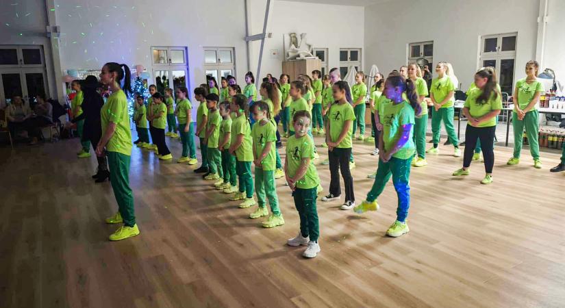 Évzáró gálával búcsúztatta a 2025-ös évet a dorogi Crazy Dance TSE