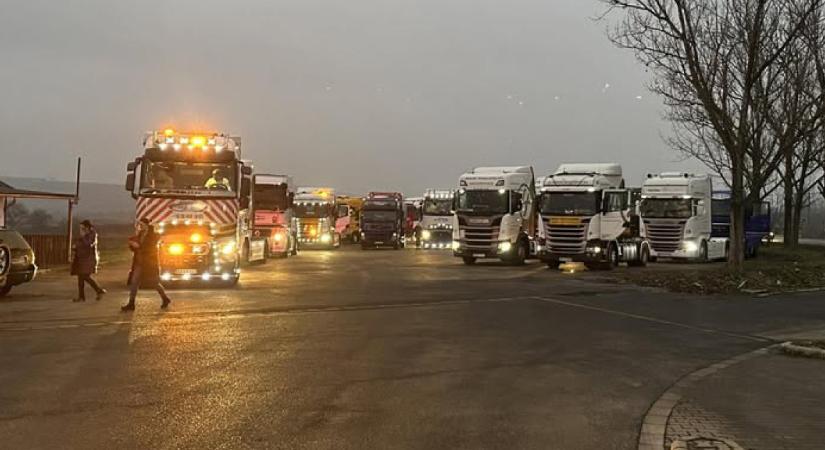 „Nem látszik a sor vége” – így közelednek az ideges kamionosok Budapest felé