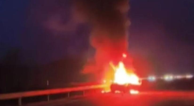 Szalagkorlátnak sodródott, majd kigyulladt egy autó az M3-as autópályán – Videó
