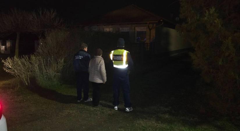 Segítő kezek Domaszéken: polgárőrök találtak rá egy eltévedt idős hölgyre