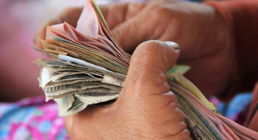 Hiába szórja a pénzt a kormány, a nálunk a legszegényebbek a nyugdíjasok