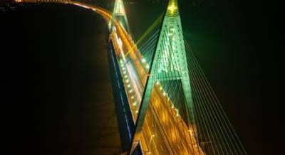 Ünnepi díszbe öltözött a Megyeri híd: eddig lesz látható a karácsonyi kivilágítás