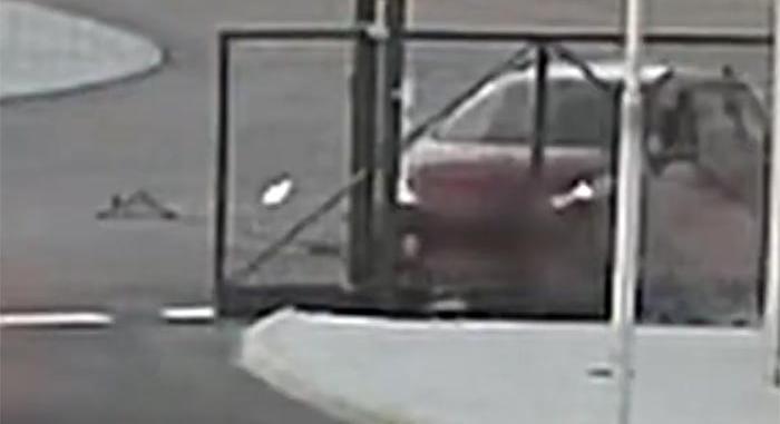 Autóval üldözte, majd el akarta gázolni a feleségét