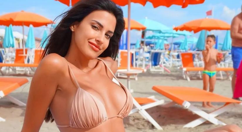 Merész ruhában kergette őrületbe a rajongóit a kebelcsoda sportriporternő – képek