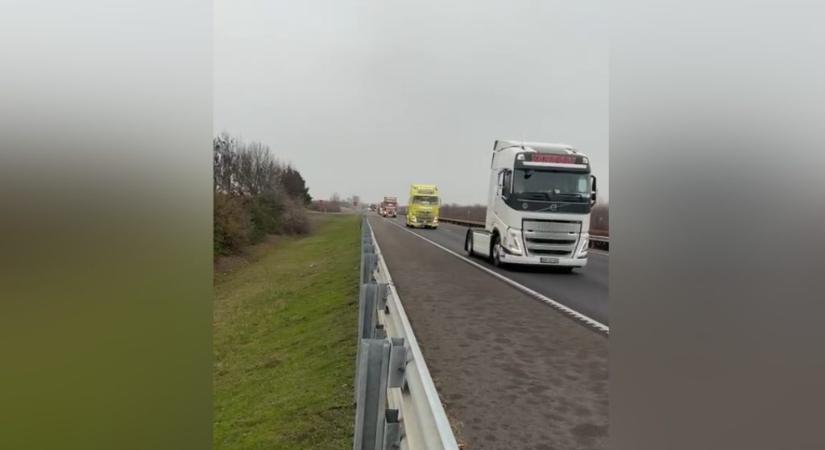 Videón, ahogy hosszú sorban haladnak a kamionok Budapest felé