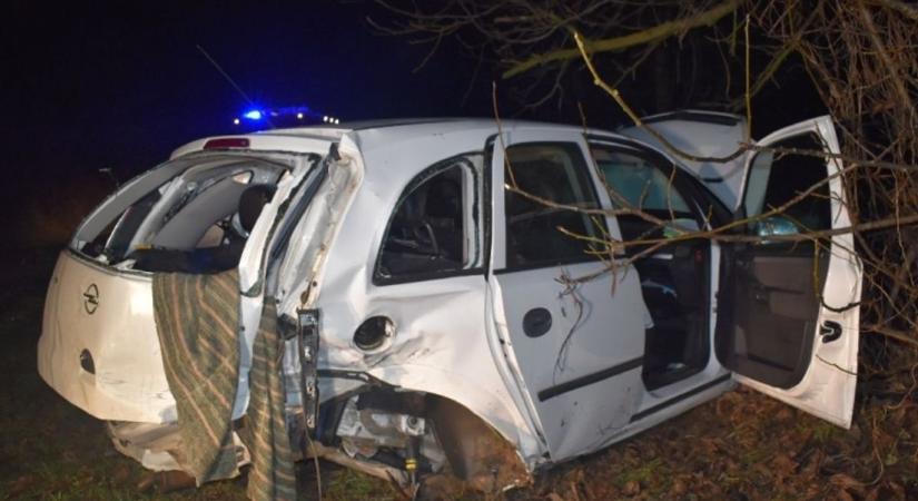 Egy rossz döntés a kanyarban: karambol Kismórágy külterületén