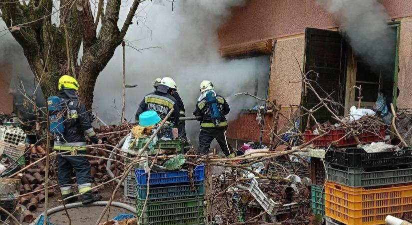 Tűz és füst egy pusztaszeri tanyán, a gyors beavatkozás mentette meg a tetőt