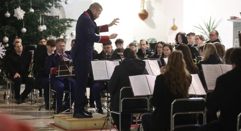 Szombathely Város Koncert Fúvószenekara Áron segítéséért zenélt (fotók)