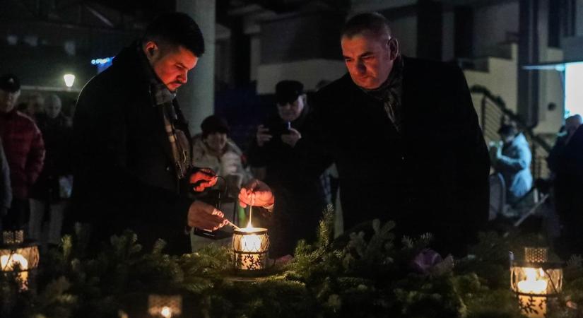 Közös gyertyagyújtás - Bükre és Csepregre is megérkezett a betlehemi láng - fotók