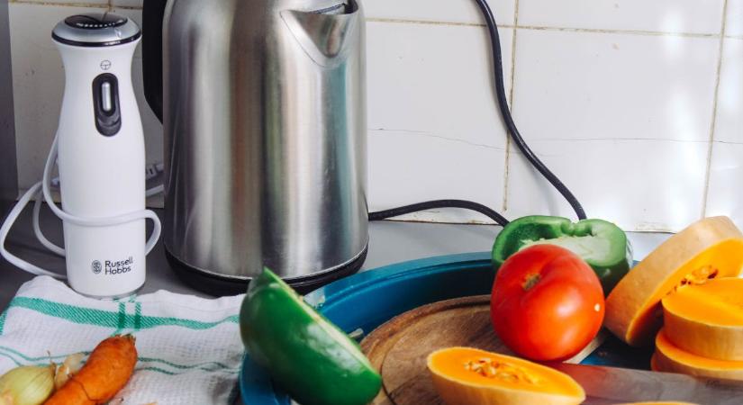 Ezt tegye a vízforralóba, magától leesik a vízkő a készülék belsejéről