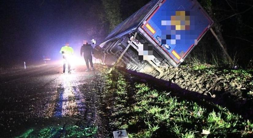 Drámai éjszaka a 65-ösön: beszorult a kamion sofőrje