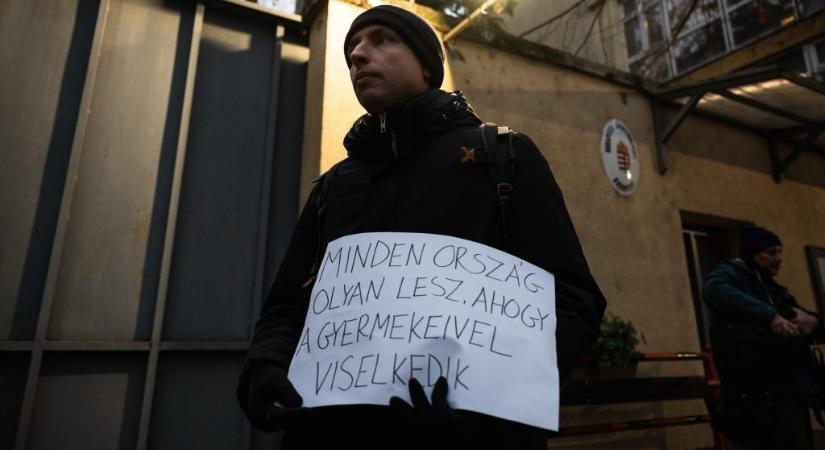 Felmérés a Szőlő utcáról: a magyarok 40 százaléka szerint le kellene mondania Orbánnak