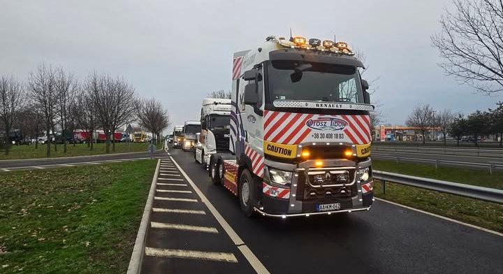 „Nem rendszert váltani megyünk” – Közelednek a demonstráló kamionok Budapesthez – videók