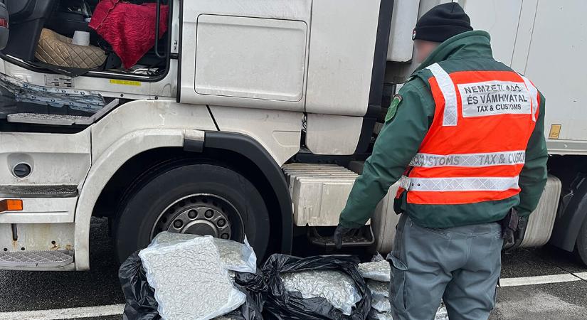 Több mint 44 kilogramm marihuánát találtak egy kamion sofőrfülkéjében