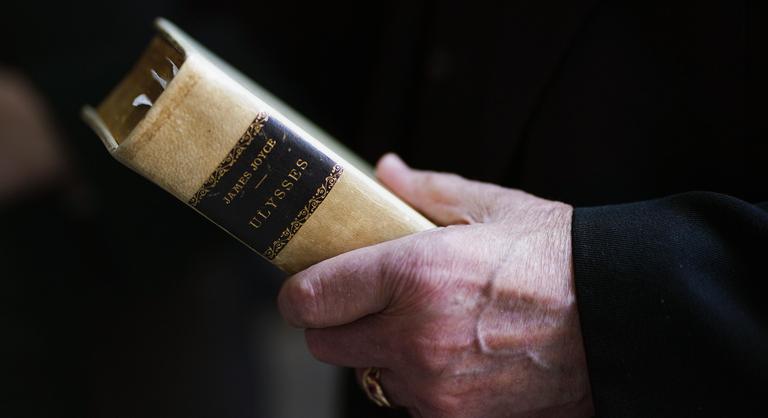 Negyven órán át boncol egy legendát, és közben rólunk beszél