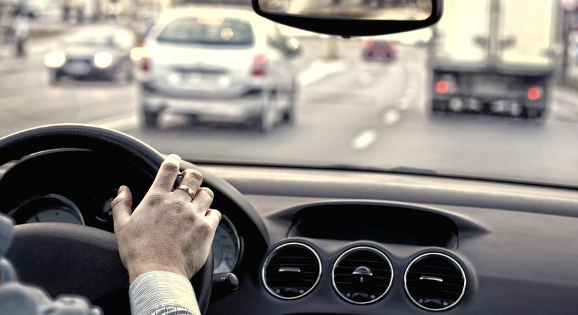 Változás a KRESZ-ben: jövőre módosulhat az indexelés szabálya is