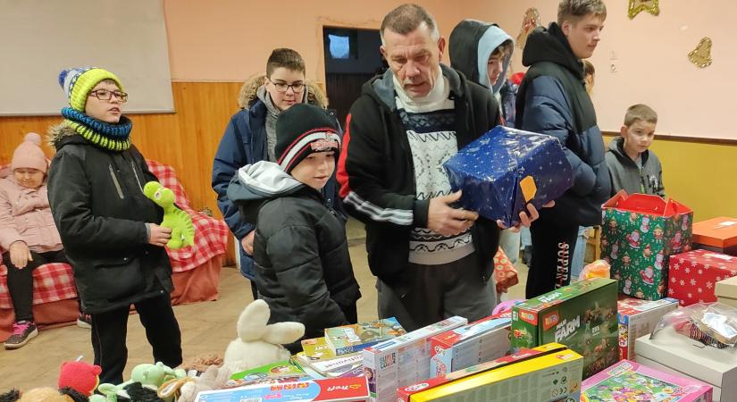 Karácsonyi csomagokat osztottak a Mindenki Magyarországa Mozgalom és a Tiszta Vásárhelyért Egyesület önkéntesei