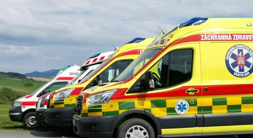 Megverte a barátnője segítségére siető mentőket egy férfi