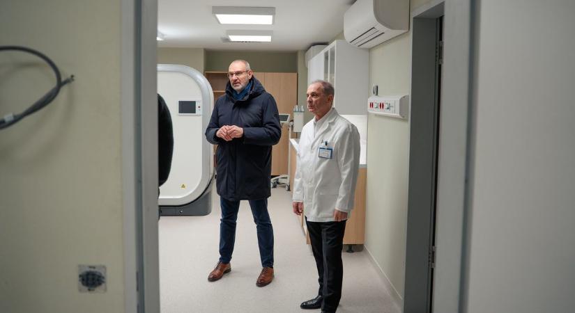 Új korszak küszöbén a bajai kórház: már folyamatban van az új CT beüzemelése, hamarosan jön az új MR is