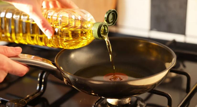 Add ezt az olajhoz, és nem fröccsen – Így marad tiszta a konyhád a karácsonyi készülődés közben is