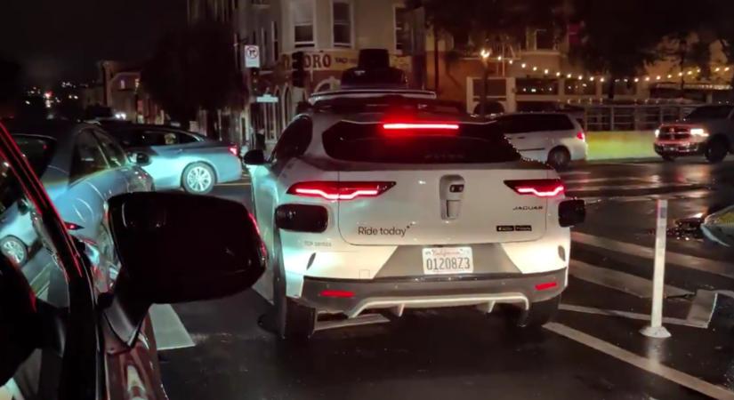 Az út közepén robbantak le a Waymo önvezető taxijai egy áramszünet miatt