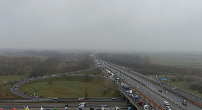 Dudálva araszol a kamionsor az M3-ason, már több kilométeres a dugó a tüntetők miatt