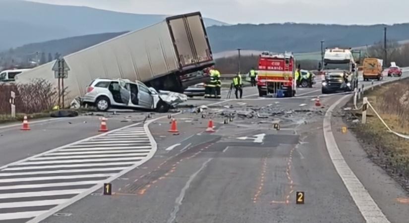 Borzalmas baleset: kamion és autó ütközött frontálisan, utóbbi sofőrje szörnyethalt