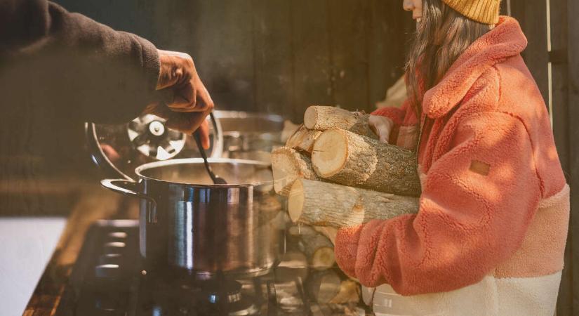 A férjem főz, én tűzifát hasogatok: nekünk így jó élni, akkor miért csinálnánk másképp?